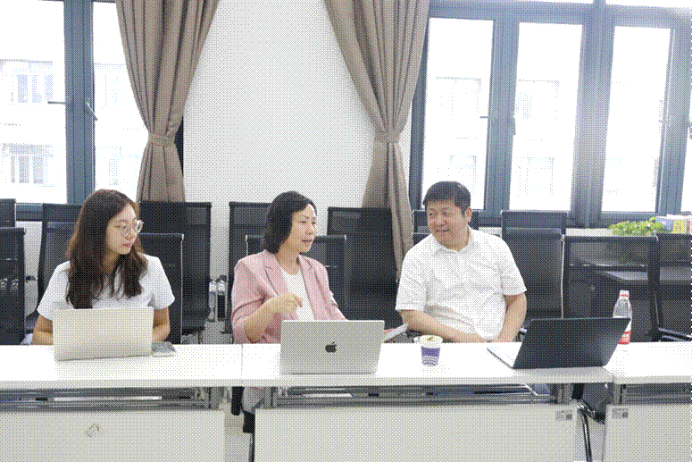 标题: 项目团队围绕平台优化与教学应用开展交流 - 说明 项目团队围绕平台优化与教学应用开展交流